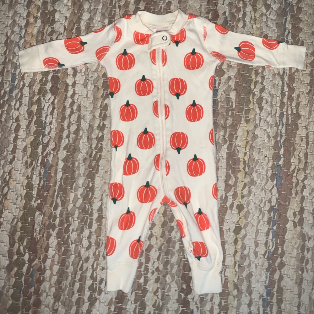 Hanna Andersson White and Orange Pumpkin Print Kids Footie